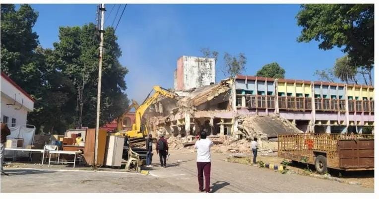 मिशन अस्पताल की वर्षों पुरानी बिल्डिंग पर चला बुलडोजर, भरभरा का गिरी बिल्डिंग..