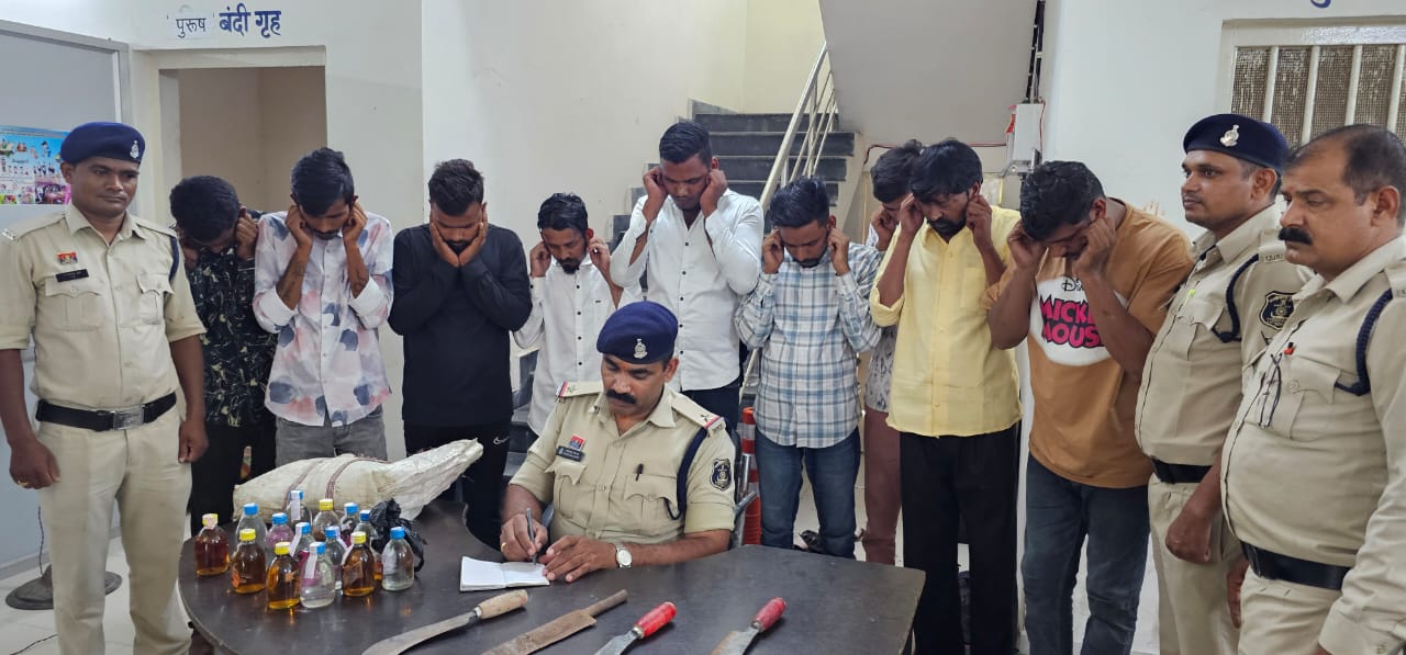 बिलासपुर पुलिस की मिनी बस्ती में रातभर छापेमारी : 9 आरोपी गिरफ्तार, हथियार और अवैध शराब जब्त..आपराधिक गतिविधियों के खिलाफ सख्ती, कई आरोपियों पर पहले से हैं गंभीर आपराधिक मामले..