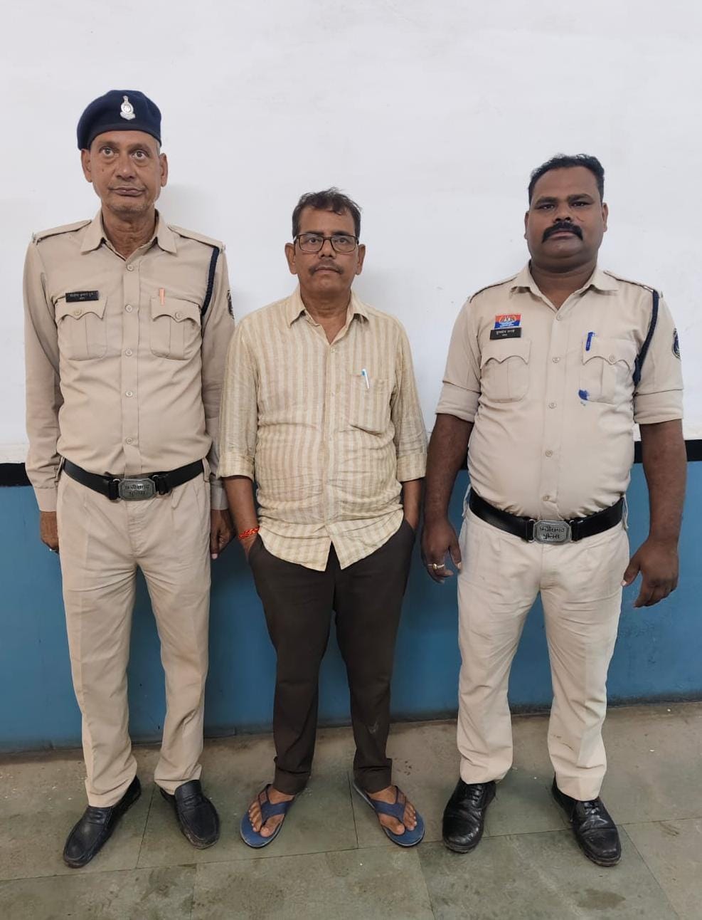 स्कूल में छात्राओं से छेड़छाड़ का आरोपी शिक्षक गिरफ्तार, 3 महीने से था फरार..