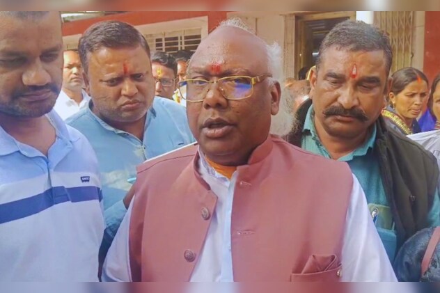 सरगुजा के सांसद चिंतामणि महाराज की अचानक बिगड़ी तबीयत ; रायपुर से लौटने के बाद देर रात हुए अस्पताल में भर्ती..