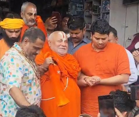 दुर्गा नवमी पर पेंड्रा नगर धन्य हुआ : परम पूज्य जगद्गुरु रामभद्राचार्य जी का दिव्य आगमन, हुआ भव्य स्वागत..