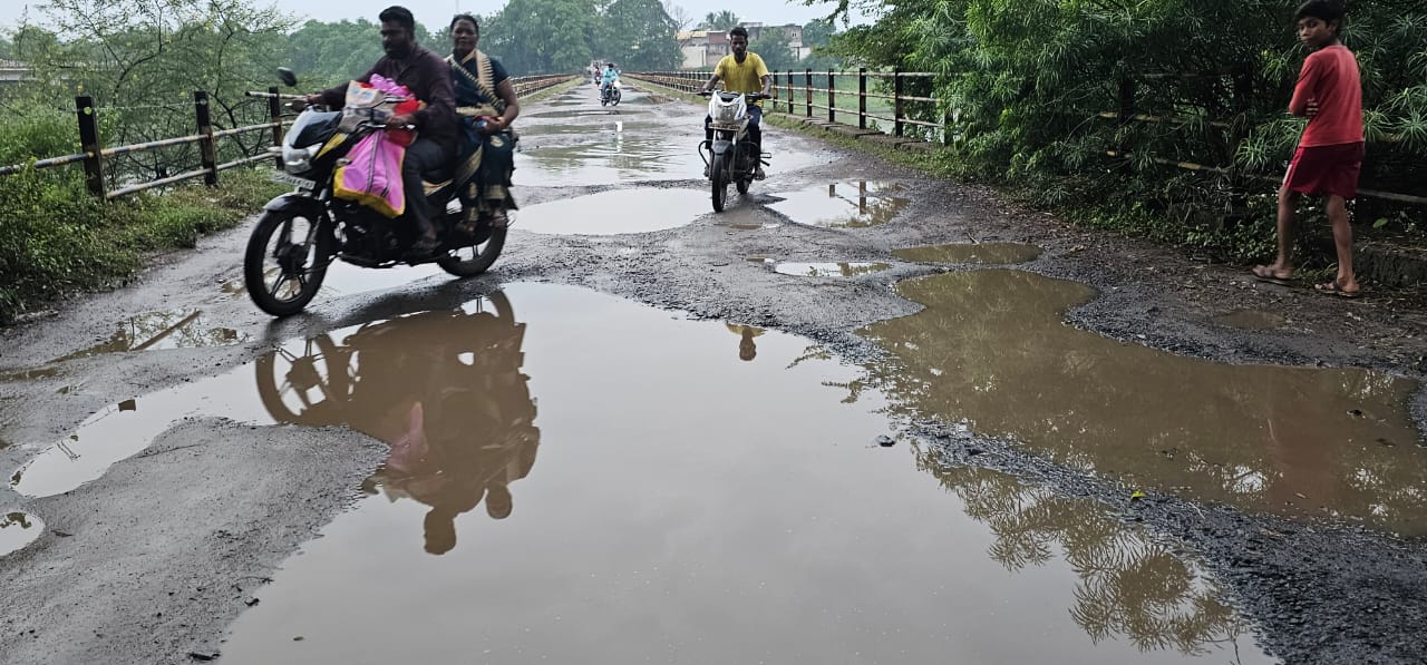 नेशनल हाईवे की चकाचौंध में गुम दर्रीघाट का रास्ता : गड्ढे बने मौत का कुआँ..