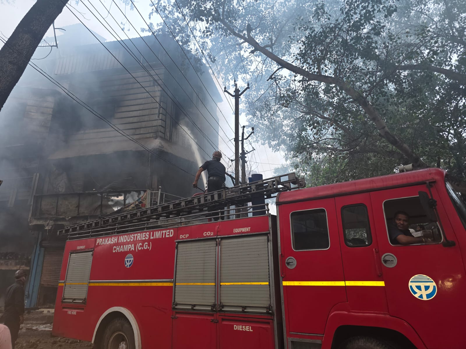 शिवरीनारायण के बॉम्बे मार्केट में भीषण आग तीन दुकानें जलकर खाक, लाखों का माल नुकसान..
