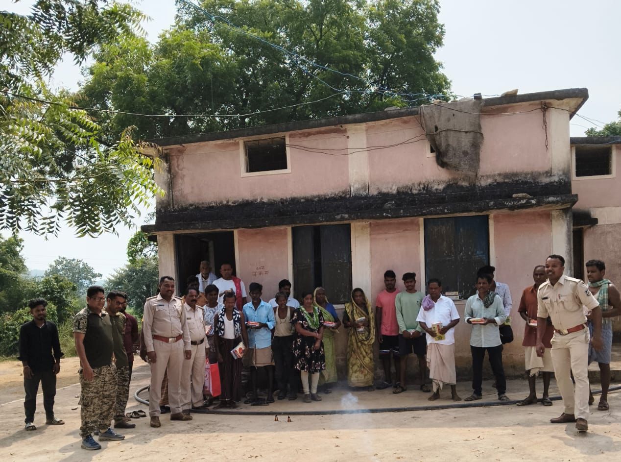वनवासियों संग मनाई दिवाली : सारंगढ़-बिलाईगढ़ वनमंडल की अनूठी पहल..