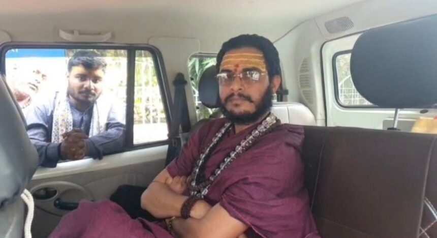 सतनामी समाज पर विवादित टिप्पणी : कथावाचक आशुतोष चैतन्य गिरफ्तार, गाय काटने वाला कहने पर मचा बवाल..