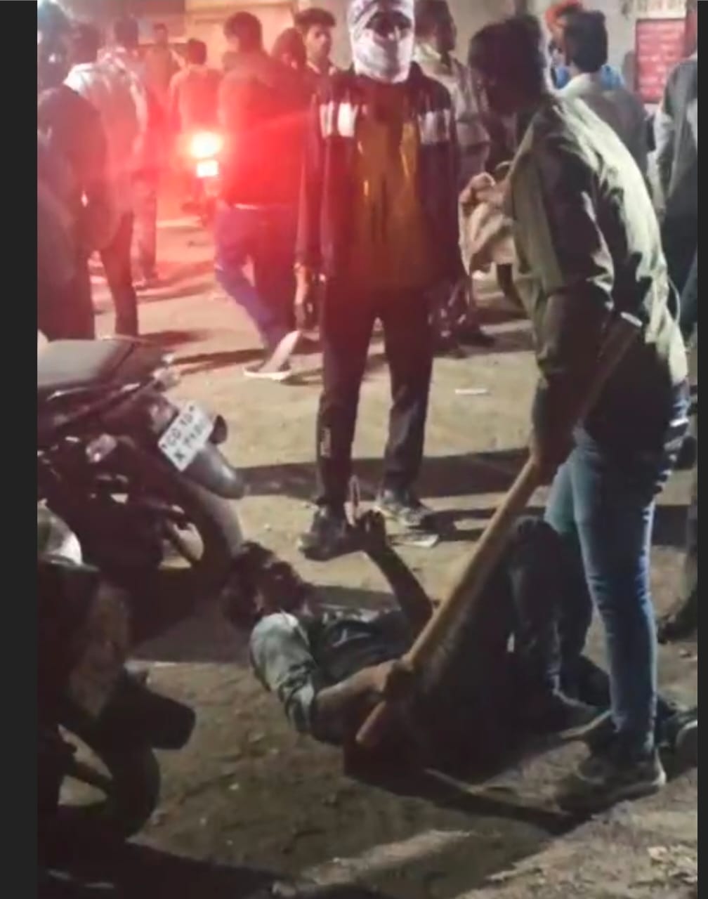 बिलासपुर : शराब दुकान के बाहर लाठी-डंडों से पिटाई और मारपीट का वीडियो वायरल..
