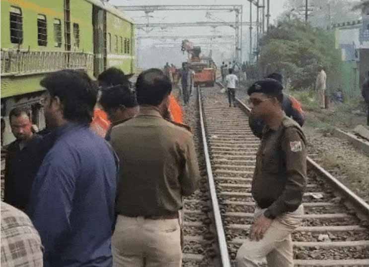 टावर वैगन डीरेल, मुंबई-दिल्ली रूट की कई ट्रेनें फँसी..