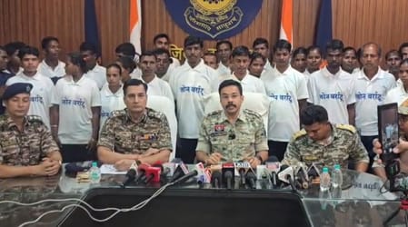 बिग ब्रेकिंग : दंतेवाड़ा में ऐतिहासिक सफलता ! 65 लाख के इनामी समेत 37 नक्सलियों का आत्मसमर्पण..