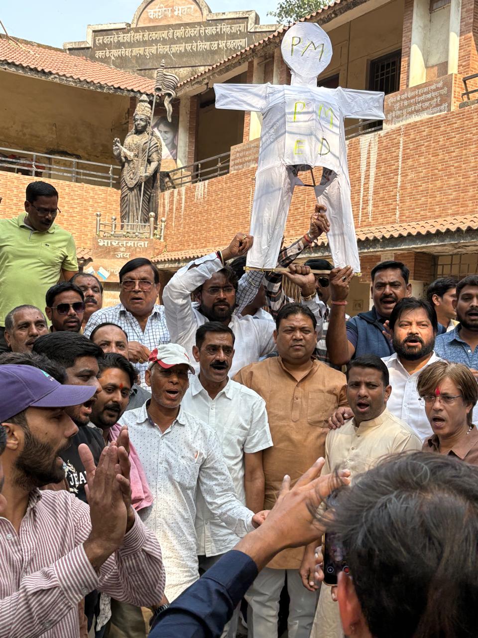 राहुल गांधी के खिलाफ कार्रवाई से कांग्रेस भड़की : नेहरू चौक पर पीएम मोदी और ईडी का पुतला फूंका..