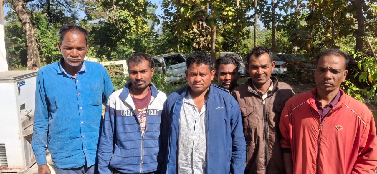 बेलगहना में स्कूल के पीछे चल रहा था जुआ ,छह जुआड़ी गिरफ्तार..