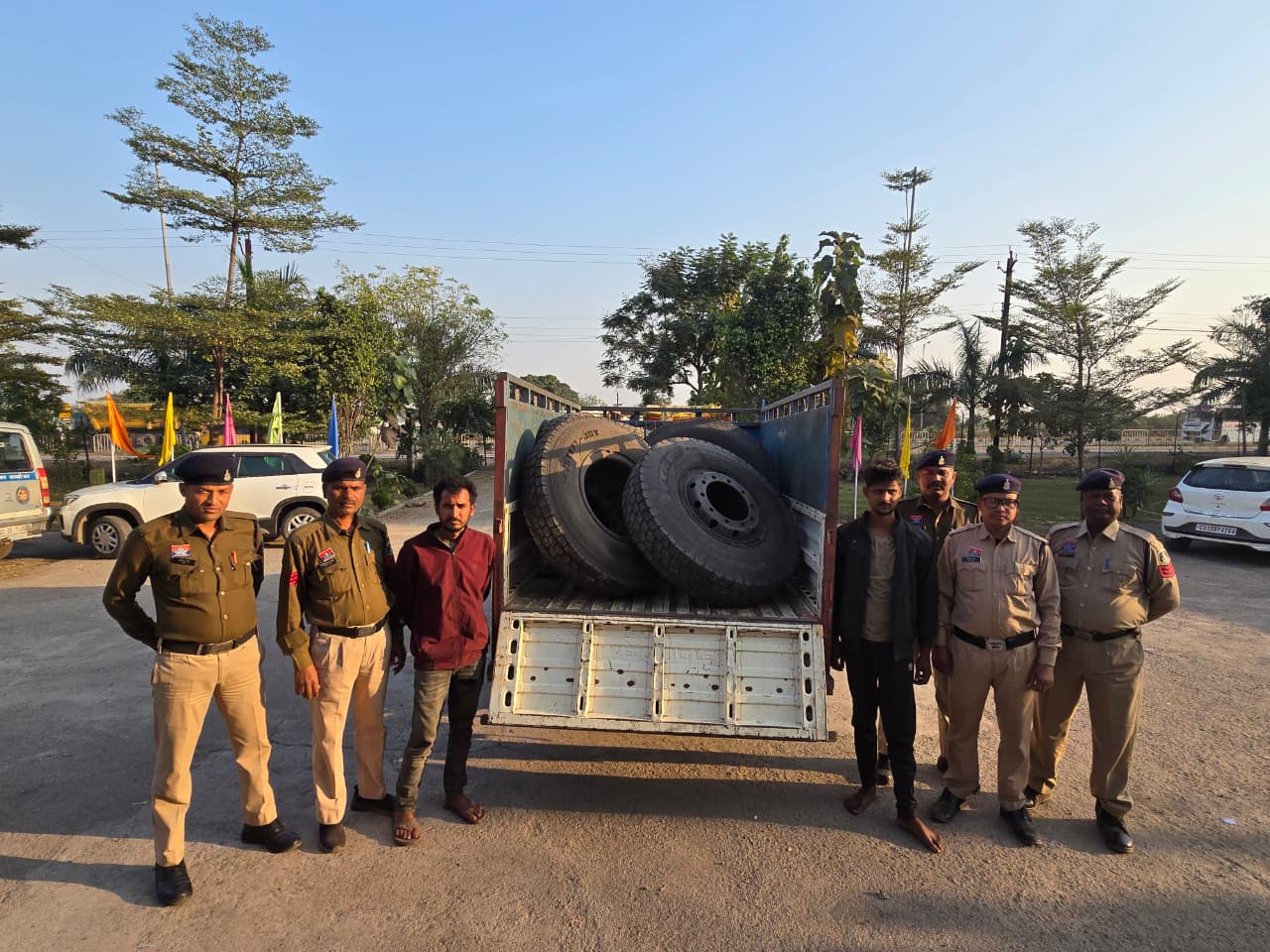 बिलासपुर पुलिस की त्वरित कार्रवाई : मालिक के 8 टायर चुराने वाले दो ड्राइवर गिरफ्तार, सवा दो लाख का माल बरामद..