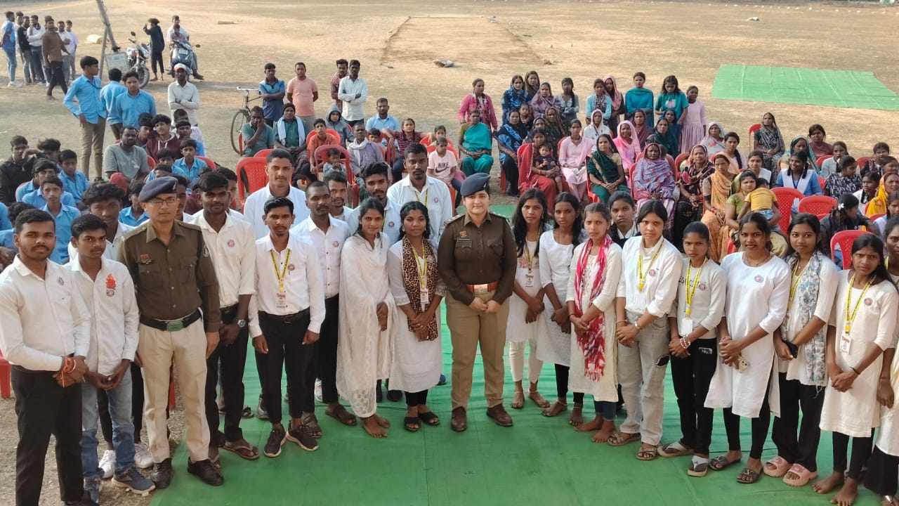 बिलासपुर पुलिस की चौपाल : खाकी ने सिखाया ठगों से बचने का तरीका और सड़क पर सुरक्षा के नियम..