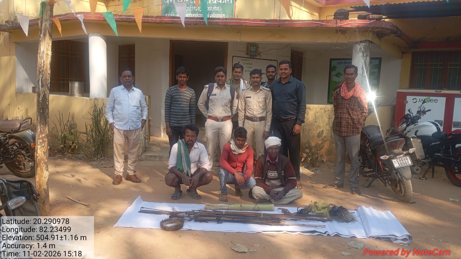 🐅 उदंती सीतानदी टाइगर रिजर्व में बड़ी कार्रवाई : मयूर व खरगोश का शिकार करने वाले तीन आरोपी गिरफ्तार, मोर के अवशेष, फंदे और तीर-कमान बरामद..