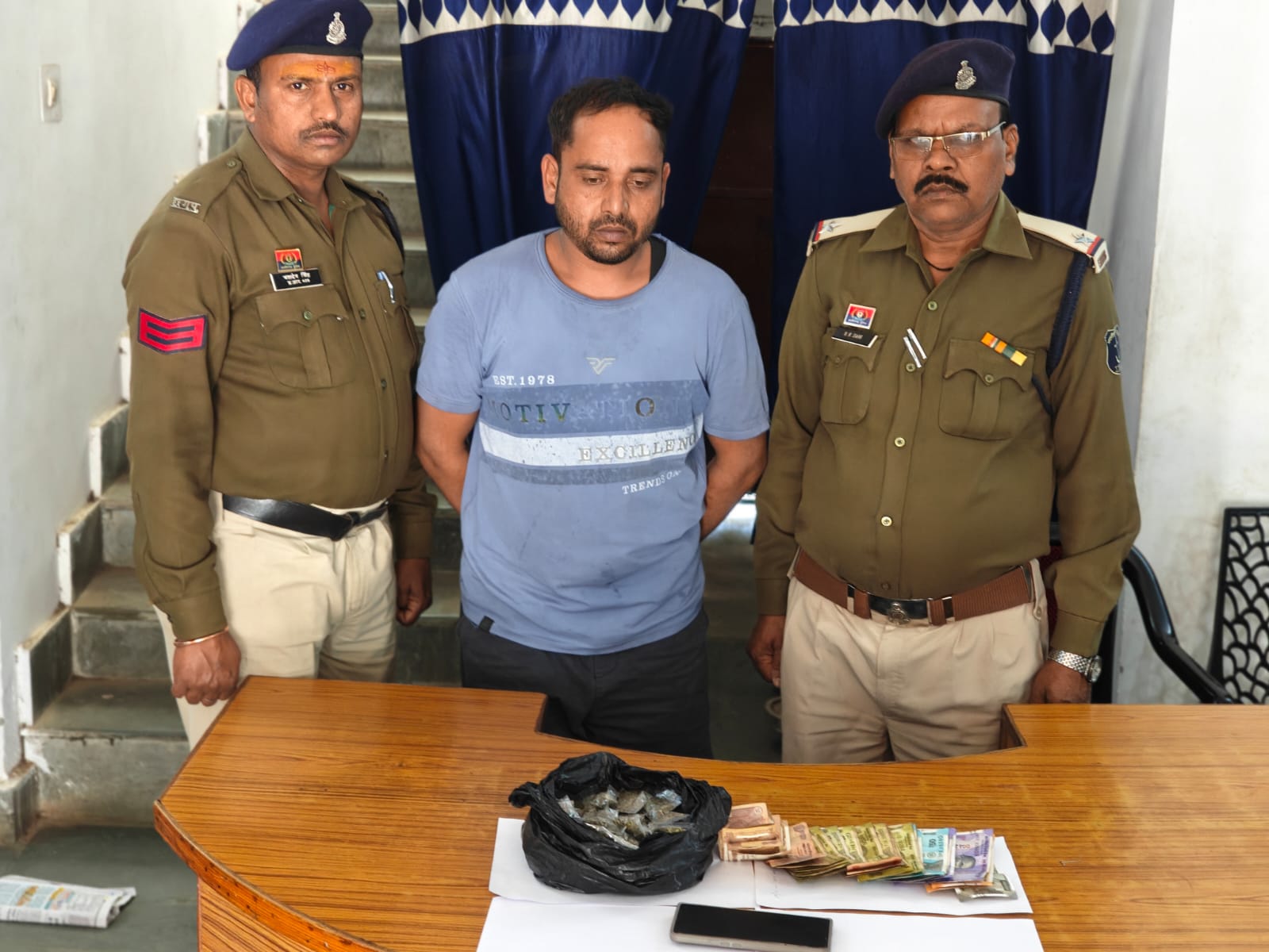 रतनपुर में राशन के साथ नशा भी परोस रहा था दुकानदार पुलिस ने रंगे हाथों पकड़ा..