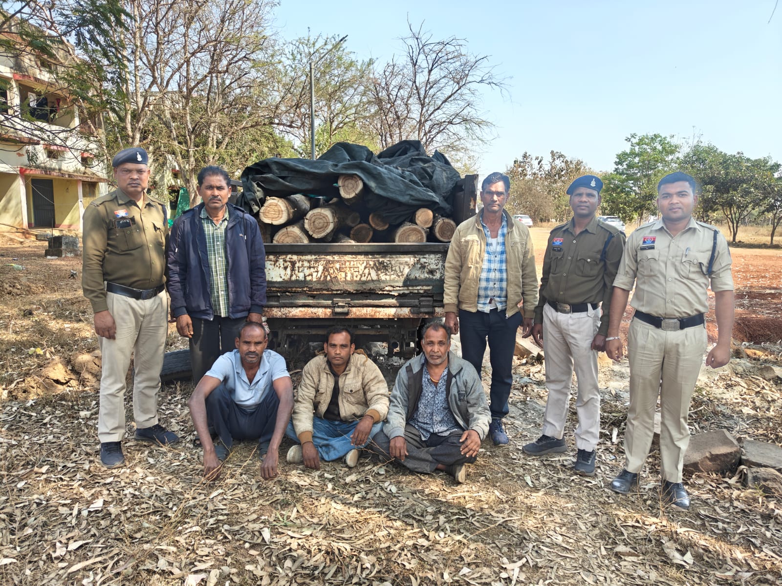 जेवरा जंगल से सागौन लकड़ी की बड़ी चोरी का खुलासा : सीपत पुलिस ने घेराबंदी कर पिकअप समेत 5 आरोपियों को किया गिरफ्तार, लाखों की लकड़ी जब्त..