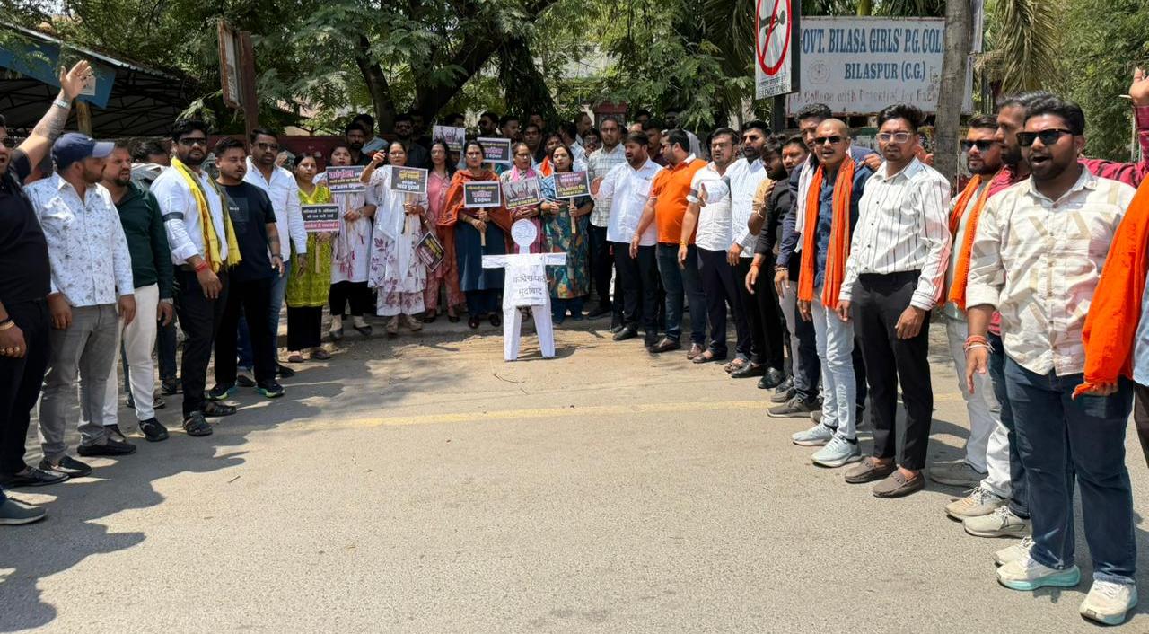 महिला आरक्षण बिल पर विरोध : भाजयुमो का कांग्रेस के खिलाफ जोरदार प्रदर्शन..