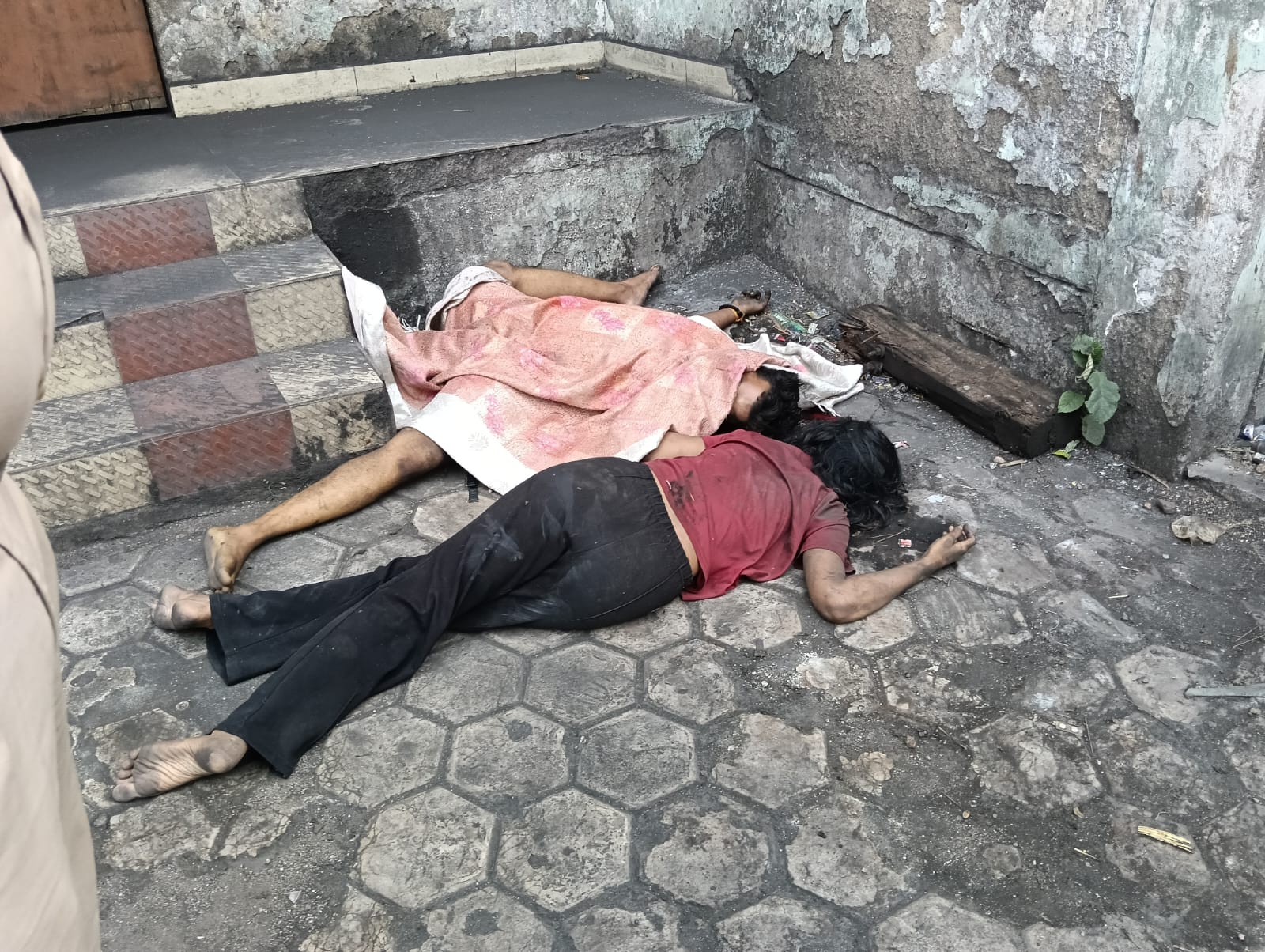 रहस्यमय हालात में तीसरी मंजिल से गिरे युवक-युवती : युवक की मौत, युवती की हालत नाजुक..