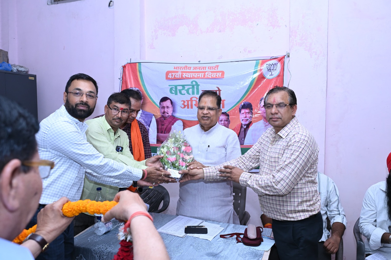 ‘बस्ती चलो अभियान’ में निकले विधायक अमर अग्रवाल, घर-घर पहुंचकर सुनी लोगों की समस्याएं..