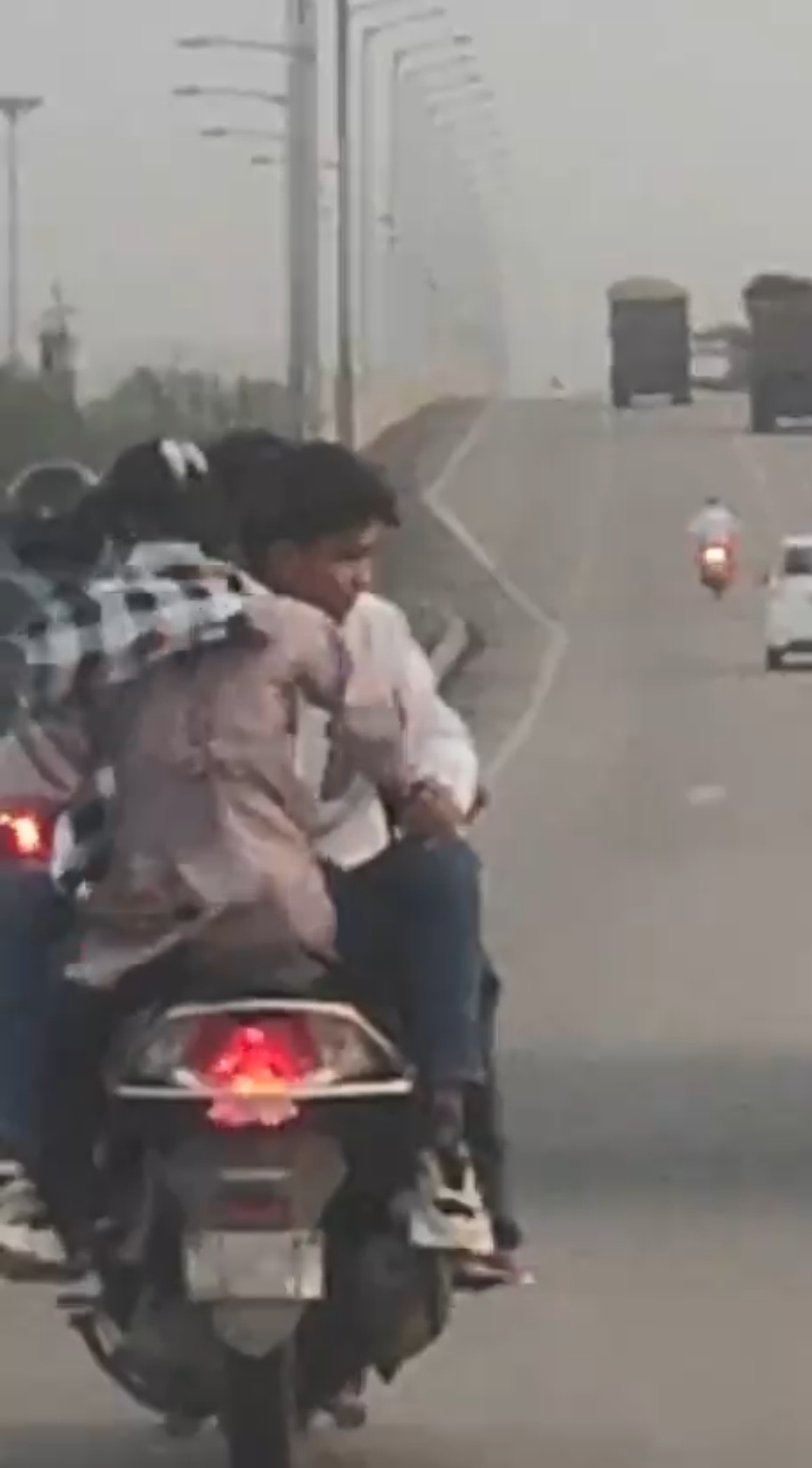 चलती स्कूटी पर ‘खतरनाक रोमांस’! बिलासपुर में युवाओं की लापरवाही का वीडियो वायरल, नियमों को खुलेआम चुनौती.. देखें वॉयरल वीडियो..