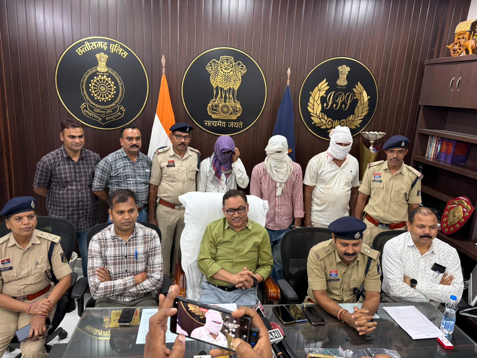 20 लाख की फिरौती के लिए कारोबारी का अपहरण, 72 घंटे में पुलिस ने छुड़ाया ; तीन राज्यों के तीन आरोपी गिरफ्तार, पिस्टल और फर्जी पुलिस वाहन बरामद..
