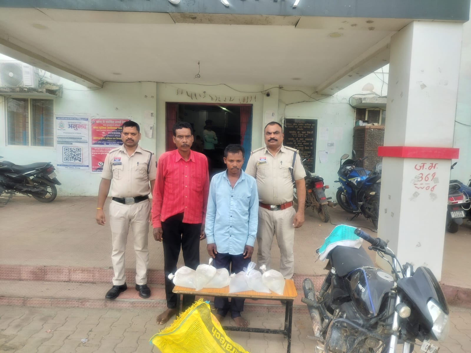 सीमेंट की बोरी में महुआ शराब रखकर बेचने जा रहे थे दो तस्कर, चकरभाठा पुलिस ने रास्ते में ही दबोचा..