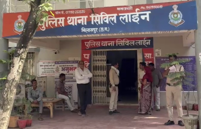 वायरल वीडियो पर नया मोड़ : थकान के चलते सोया था आरक्षक, नशे की चर्चा पर उठे रहे सवाल..