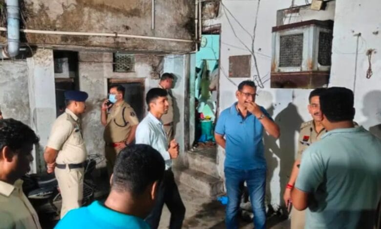 रायपुर के घर में मिली 5 लोगों की लाश : पति ने लगाई फांसी, पत्नी-3 बच्चों के जहर खाने की आशंका..