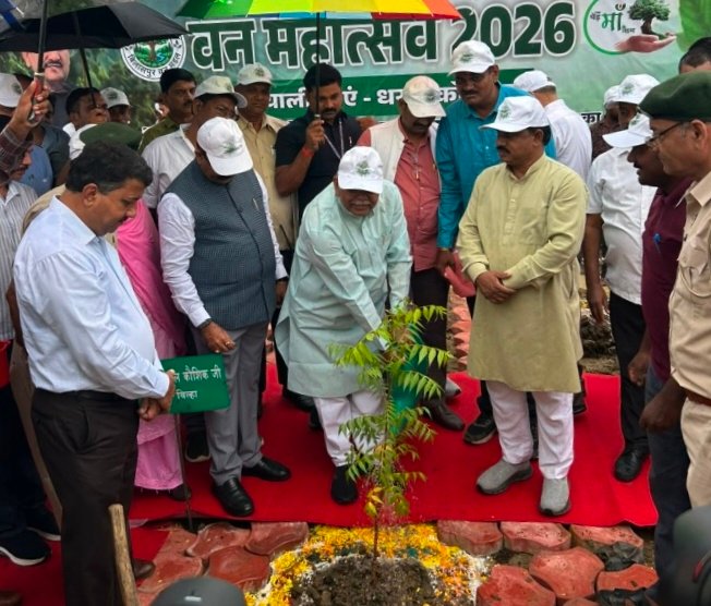 पेड़ लगाएं, प्रकृति बचाएं : वनमंडल बिलासपुर का हरित अभियान, वृक्षारोपण के साथ संरक्षण का भी संकल्प..