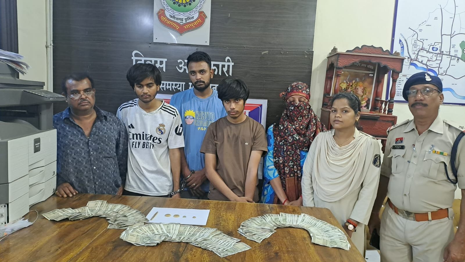 नाबालिग को डराकर 14.50 लाख और 450 ग्राम सोना ऐंठने वाला गिरोह बेनकाब, 72 घंटे में महिला समेत 9 आरोपी गिरफ्तार..