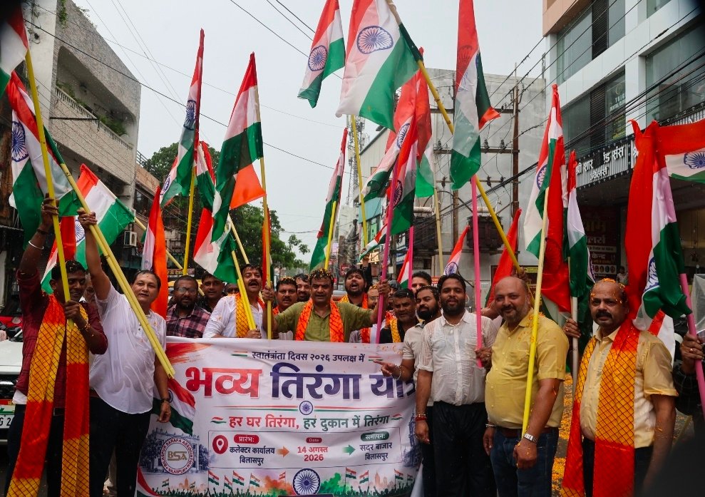 बारिश की बूंदों पर भारी पड़ा तिरंगे का जुनून, सदर बाजार में गूंजा भारत माता का जयघोष..
