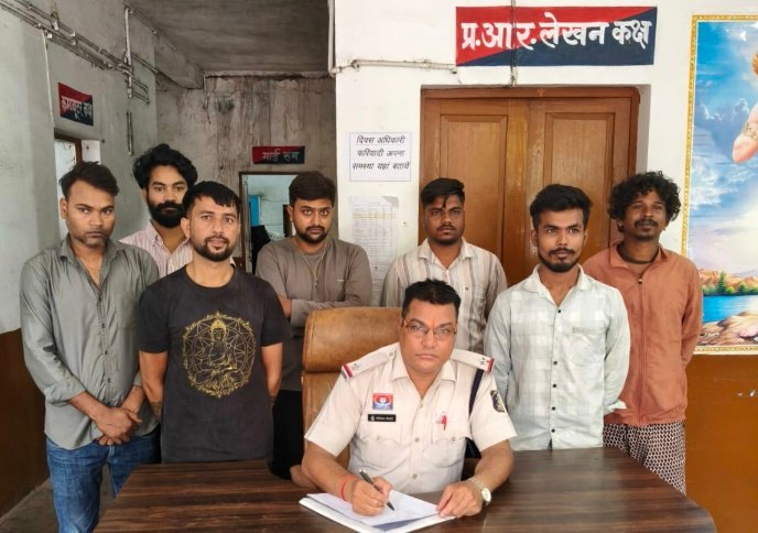 एसबीआई बैंक के पीछे बिजली की रोशनी में सज रही थी जुए की महफिल, कोनी पुलिस ने दबोचे 7 जुआरी..