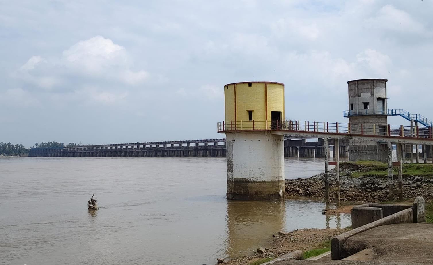 गंगरेल बांध के नौ गेट खुलने से महानदी का जलस्तर बढ़ा, जिला प्रशासन अलर्ट..