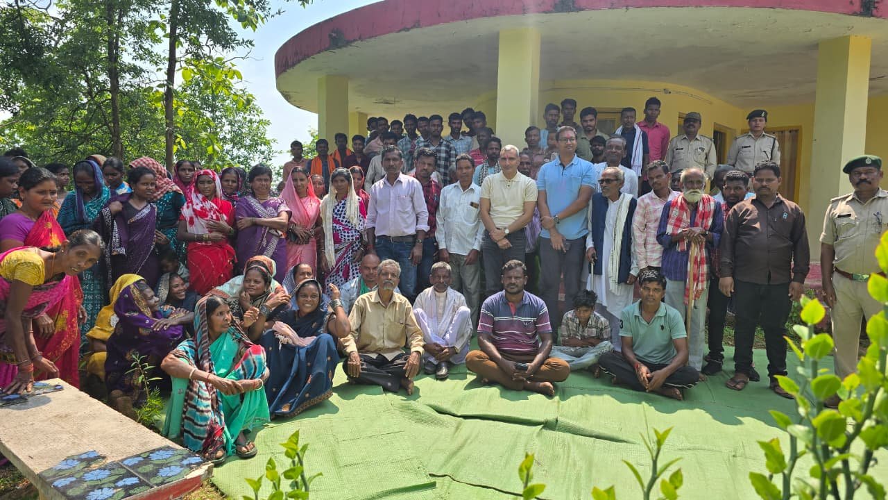 स्वैच्छिक विस्थापन की दिशा में जुगाड़ गांव में पहल, कलेक्टर और USTR अधिकारियों ने ग्रामीणों से की चर्चा..