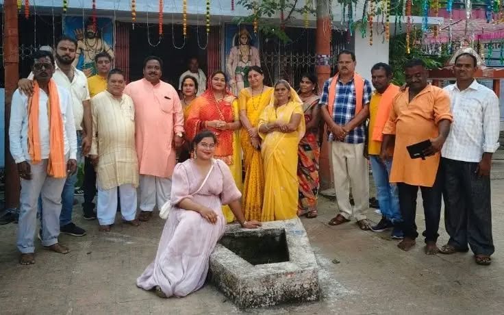 चुनरी यात्रा में उमड़ी महिलाओं की भारी भीड़, हवन कुंड पर बैठी महिला की तस्वीर वायरल..