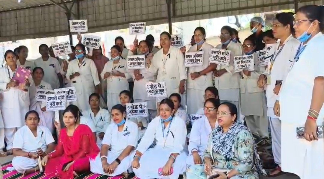 15 साल से लंबित मांगों पर सिम्स में नर्सिंग कर्मचारियों का धरना, अब कैंडल मार्च और स्कूटी रैली की तैयारी..